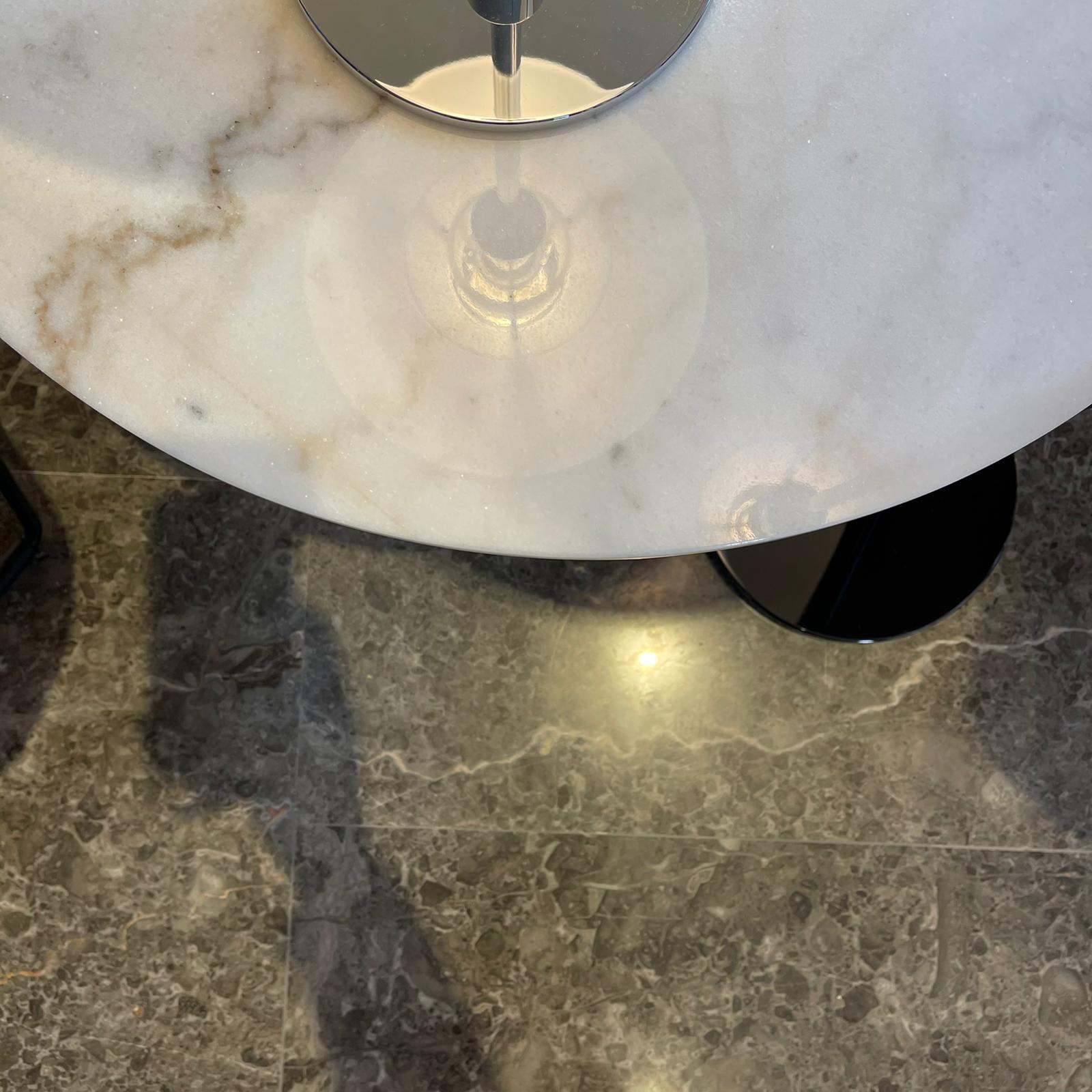TABLE BASSE FAN Ø 60 cm, Piètement naturel, Plateau marbre blanc de TOM  DIXON